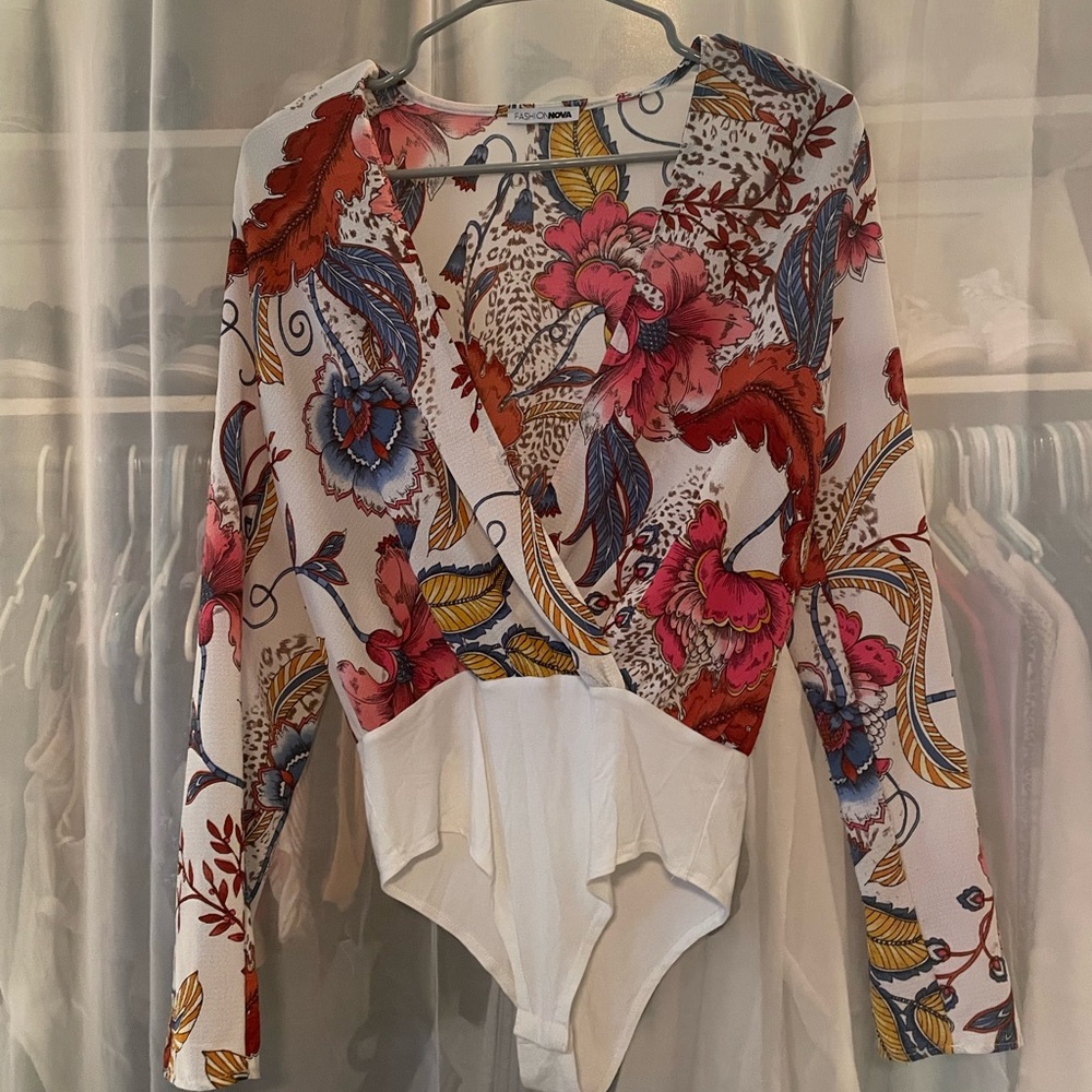 Printed body suit w/ a v neck